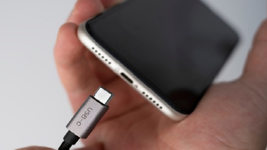 En USB-C-kontakt och en mobiltelefon med USB-C-uttag