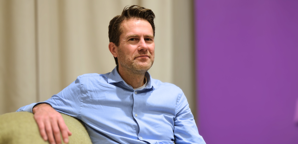 Anders Franzen sitter i en soffa och tittar in i kameran.