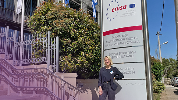 Anna Söyland, PTS, utanför Enisas huvudkontor i Aten