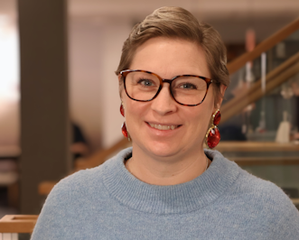 Louise Hollingworth ler och tittar in i kameran.