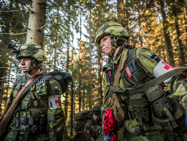 Två militärer i en skog.