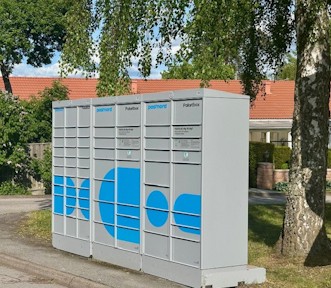 Bild på paketbox som står på en trottoar