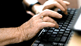 Äldre och yngre kvinna med mobil och dator