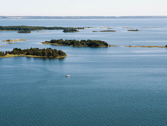Flygbild över öar i skärgårdsmiljö
