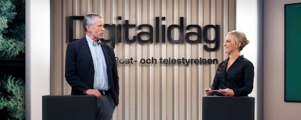 Stillbild på Dan Sjöblom och Lina Cronquist som samtalar i studion under sändningen av Digital inkludering för ett hållbart samhälle